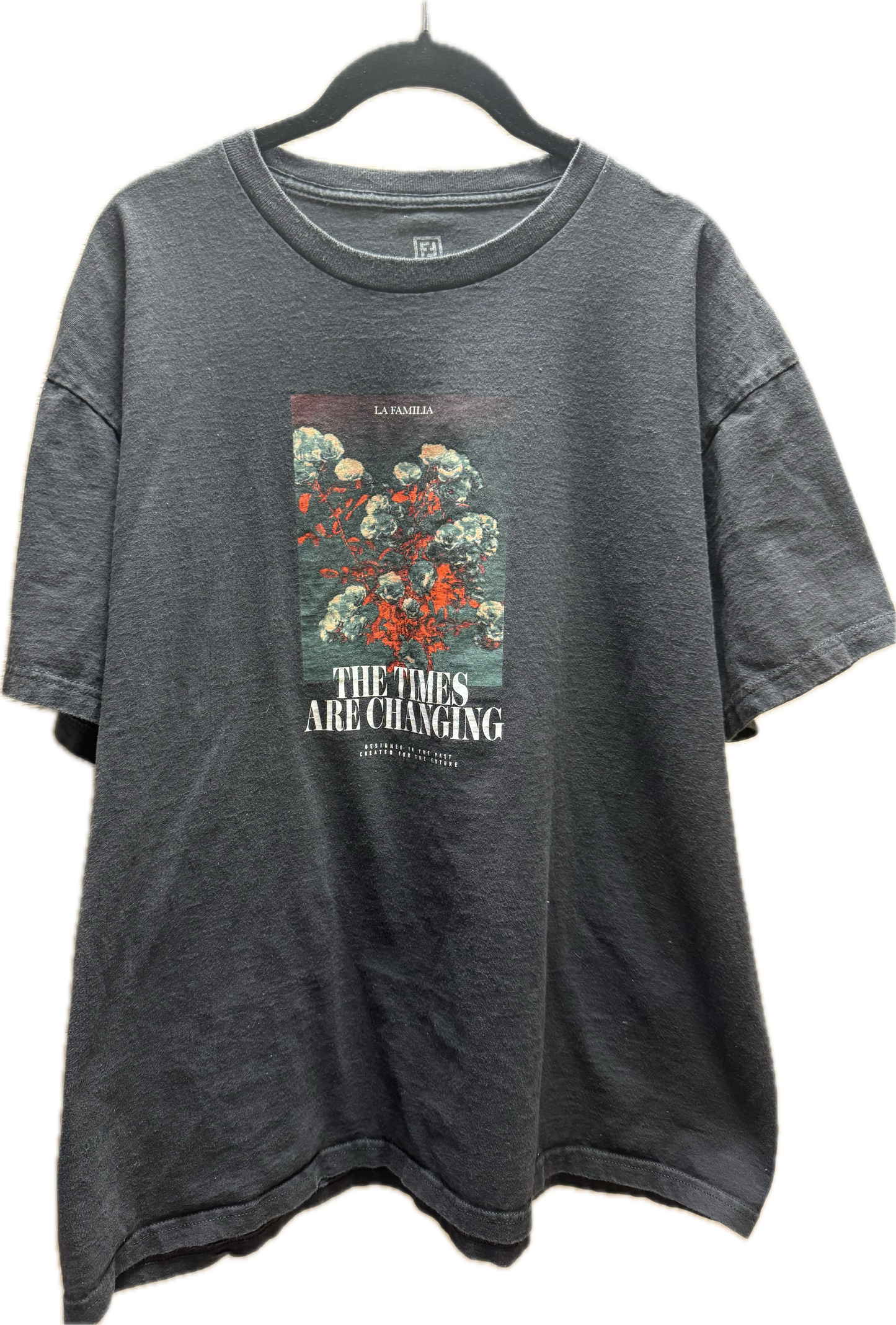 (L) Familia Graphic Tee