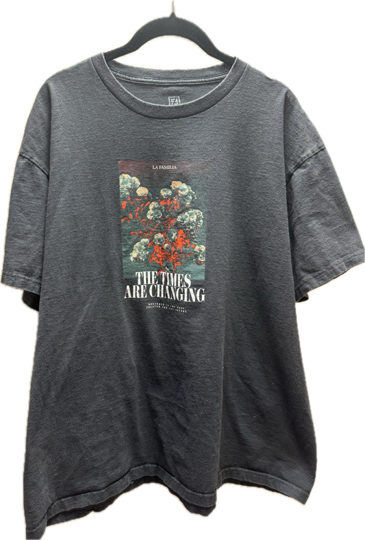 (L) Familia Graphic Tee