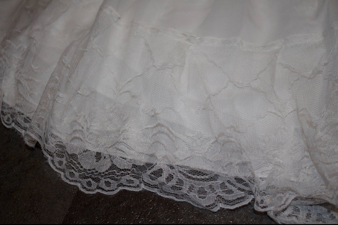 Preloved White Lace Under Skirt