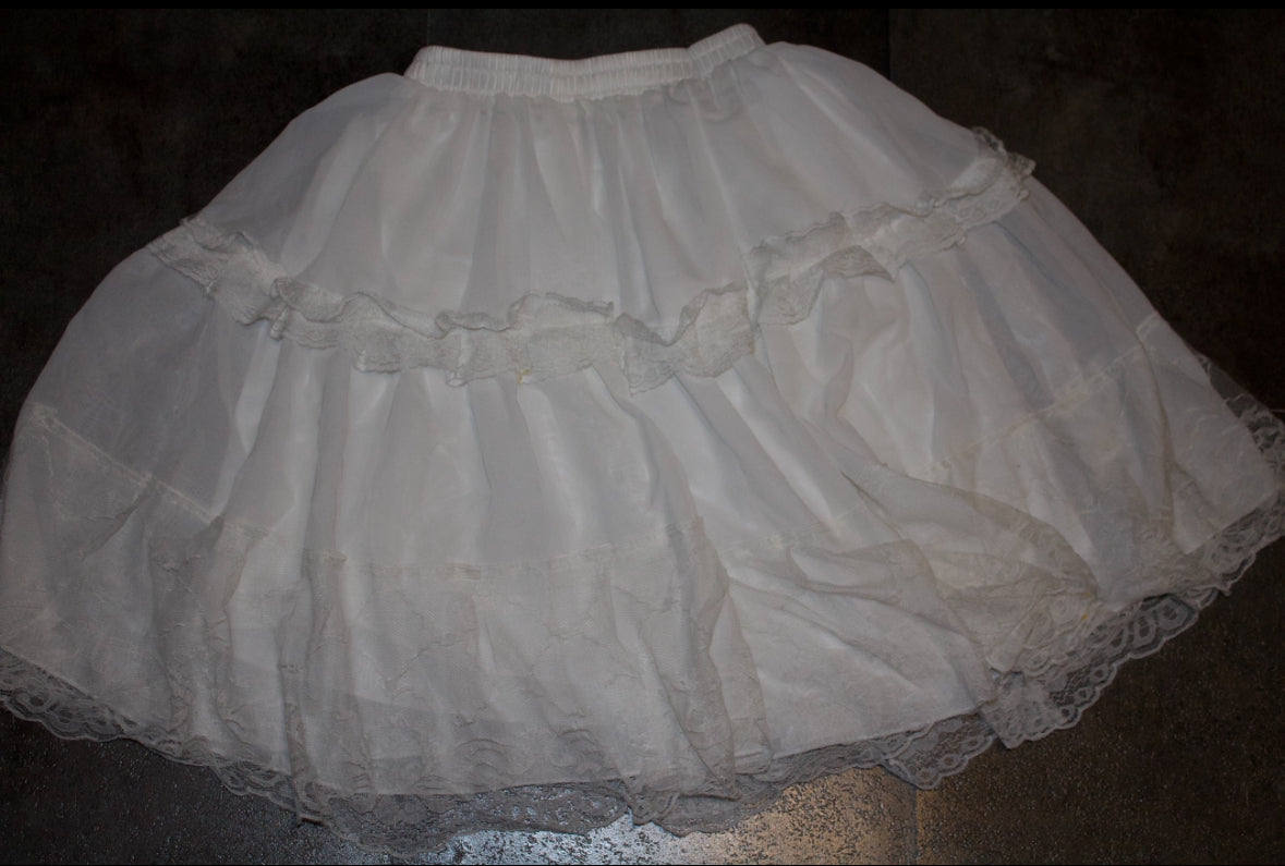Preloved White Lace Under Skirt