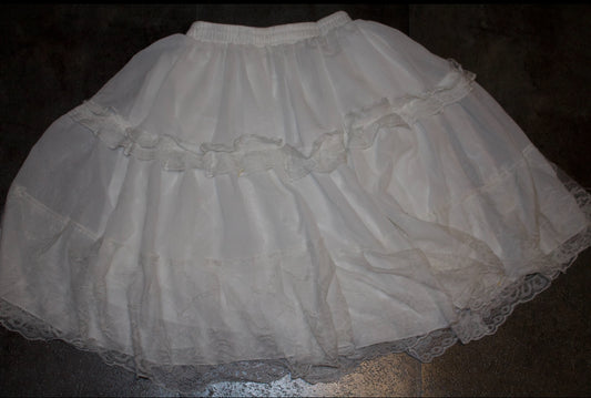 Preloved White Lace Under Skirt